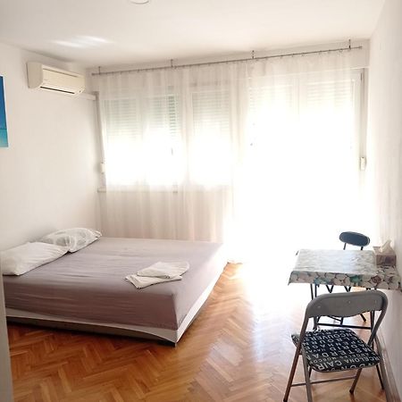 Pretty Big Double Bed Room With Balcony Split Extérieur photo
